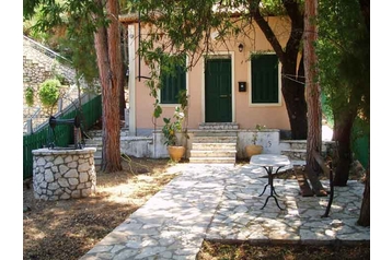 Grecia Chata Agios Nikitas, Exterior